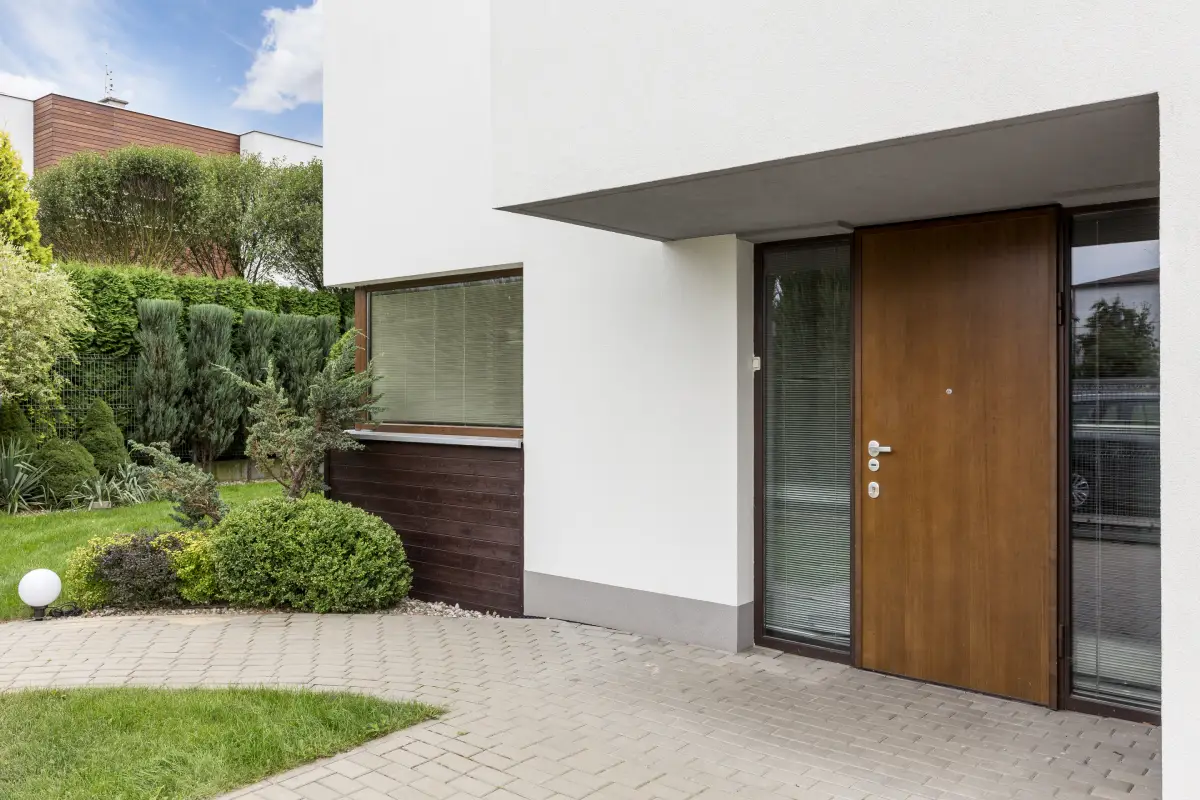 Klassischer Haustür-Einbau mit Holzdesign und gepflegtem Garten