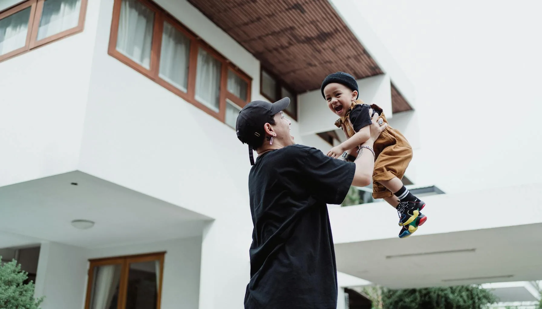 Glückliche Familie vor ihrem neuen Fertighaus