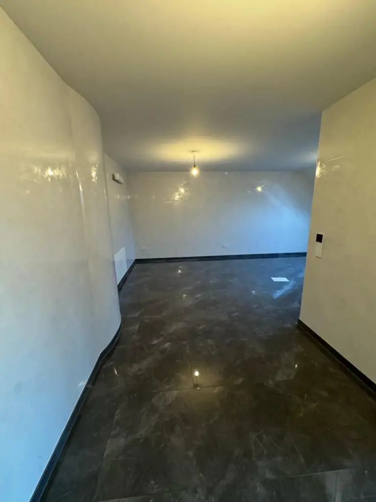 Heller Wohnraum der komplett sanierten Dachgeschoss-Wohnung in Gruenwetterbach