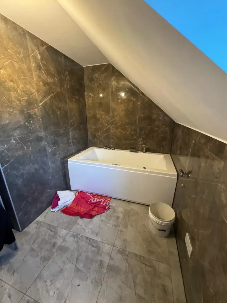 Modernes Badezimmer mit Badewanne in der DG-Wohnung Gruenwetterbach