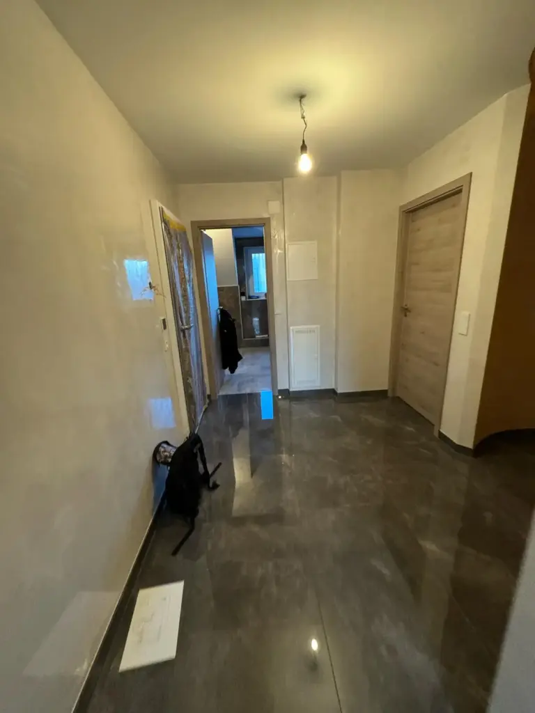 Flur mit dunklem Designboden in der sanierten Dachgeschoss-Wohnung Gruenwetterbach