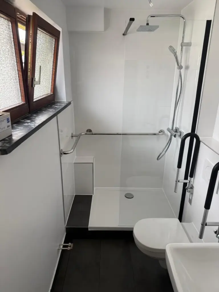 Seniorengerechtes Badezimmer in Ettlingen mit grosser bodengleicher Dusche