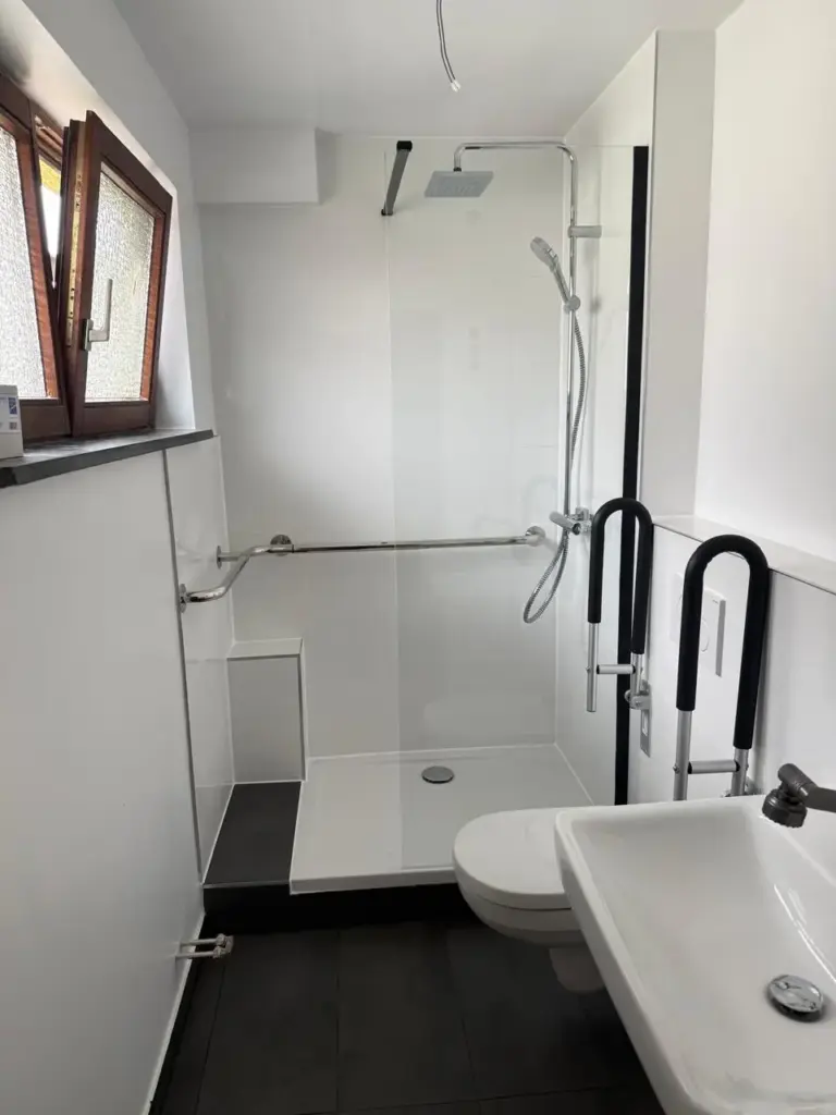Bodengleiche Dusche mit Haltegriff im barrierefreien Bad in Ettlingen