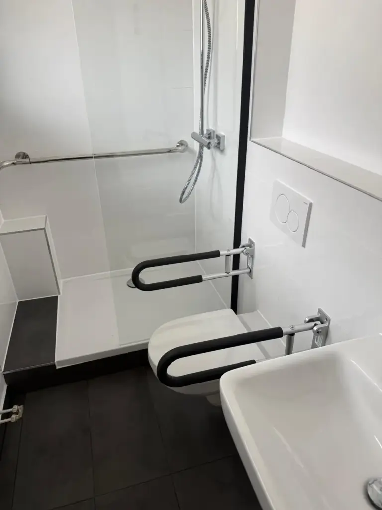WC mit Klappgriff im seniorengerechten Bad in Ettlingen