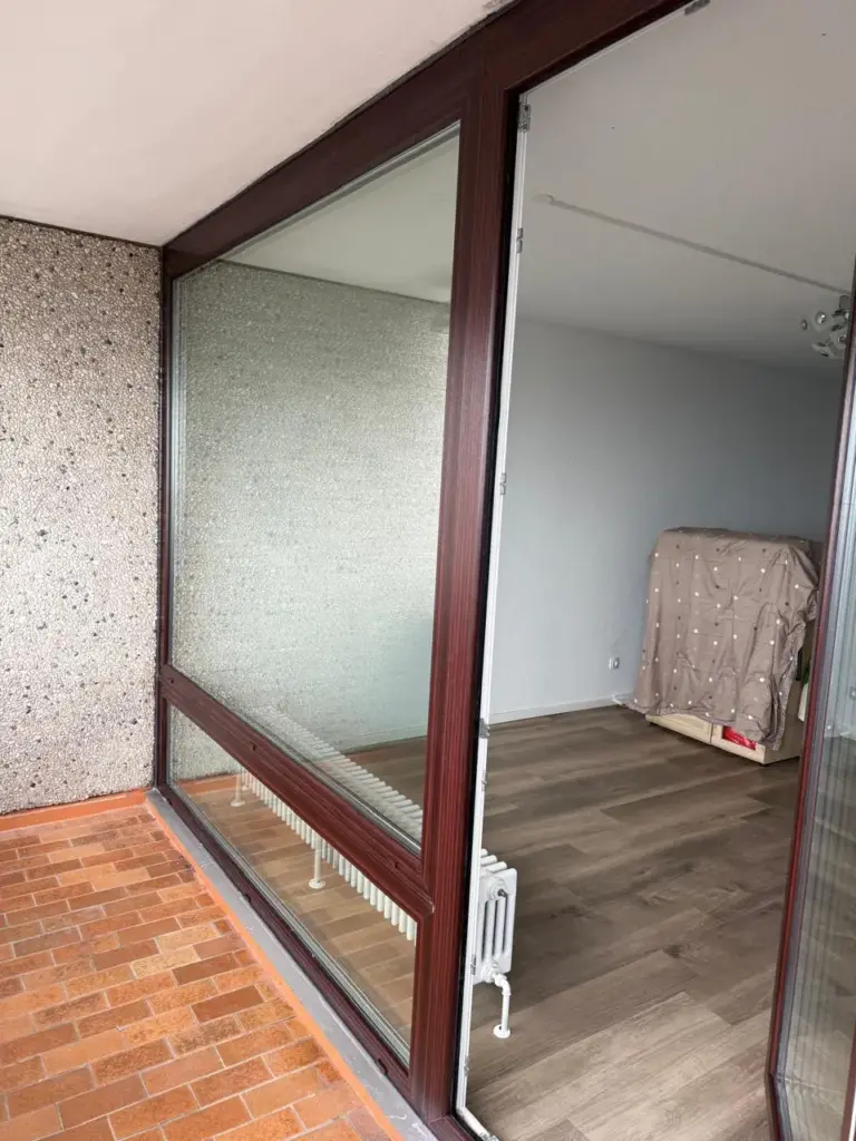 Alte dunkle Holzfenster vor dem Fenstertausch in Mannheim