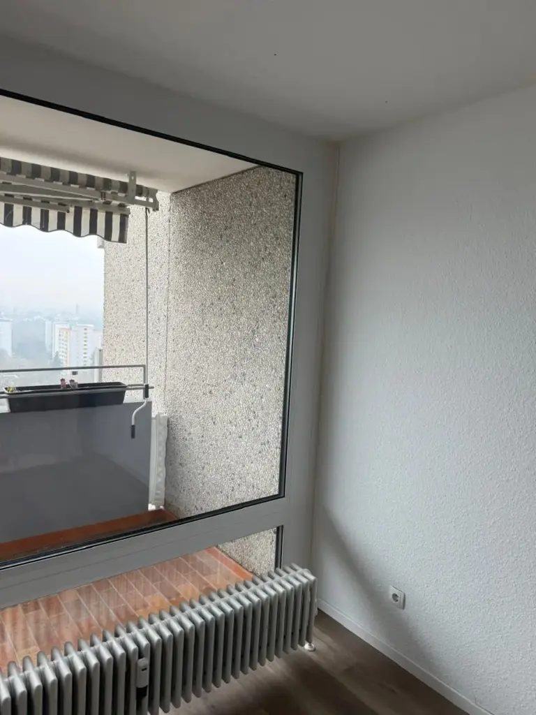 Neue moderne Fenster mit Waermeschutzverglasung in einer Wohnung in Mannheim