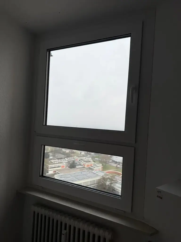 Neue moderne Fenster mit Waermeschutzverglasung in einer Wohnung in Mannheim