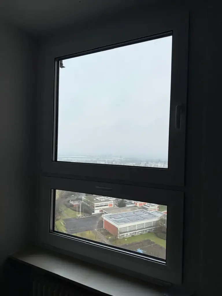Neue moderne Fenster mit Waermeschutzverglasung in einer Wohnung in Mannheim