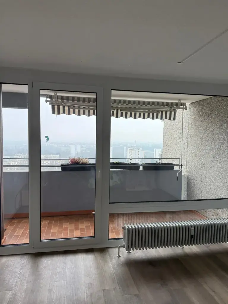Neue moderne Fenster mit Waermeschutzverglasung in einer Wohnung in Mannheim