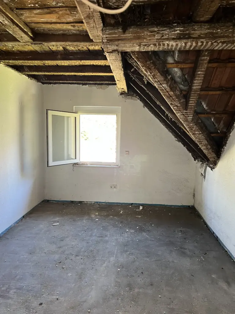 Dachraum mit maroden alten Holzbalken vor der Sanierung in Rastatt