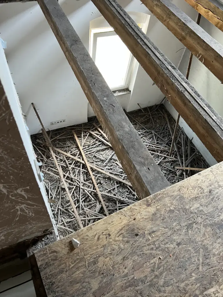 Freigelegter Rohbau im Dachgeschoss vor dem Ausbau in Rastatt
