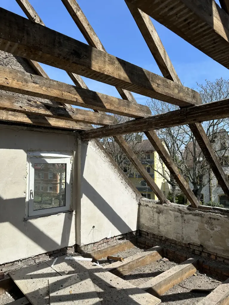 Komplett freigelegter alter Dachstuhl einer Stadtvilla in Rastatt vor der Sanierung