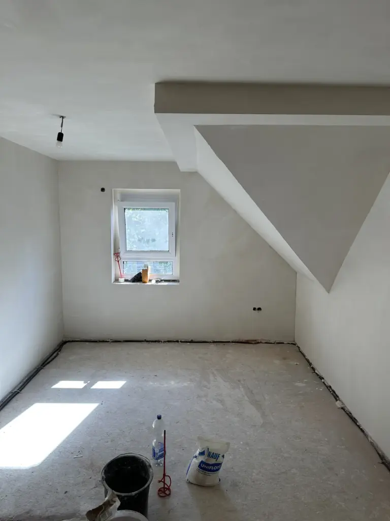 Ausgebauter Dachraum mit Dachschraege nach dem Verputzen in Rastatt