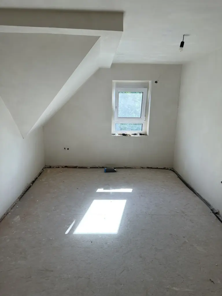 Neu verputzter heller Dachgeschoss-Raum der Stadtvilla Rastatt