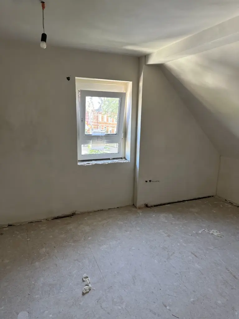 Heller verputzter Wohnraum im sanierten Dachgeschoss in Rastatt