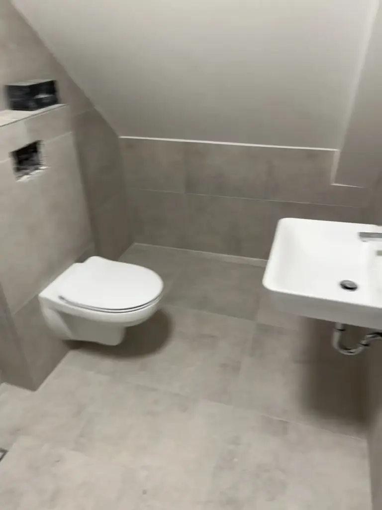 Modernes Bad mit Wand-WC im Dachgeschoss-Ausbau der Stadtvilla Rastatt