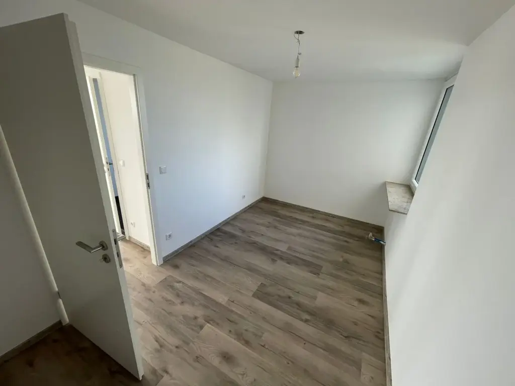 Frisch saniertes Zimmer mit neuem Boden und Fensterbank in Nuernberg