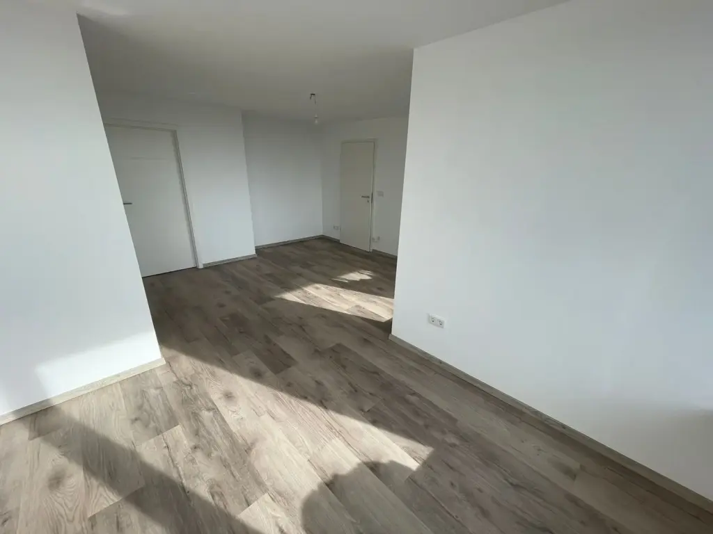 Modern sanierter Wohnraum mit Eichen-Designboden in Nuernberg