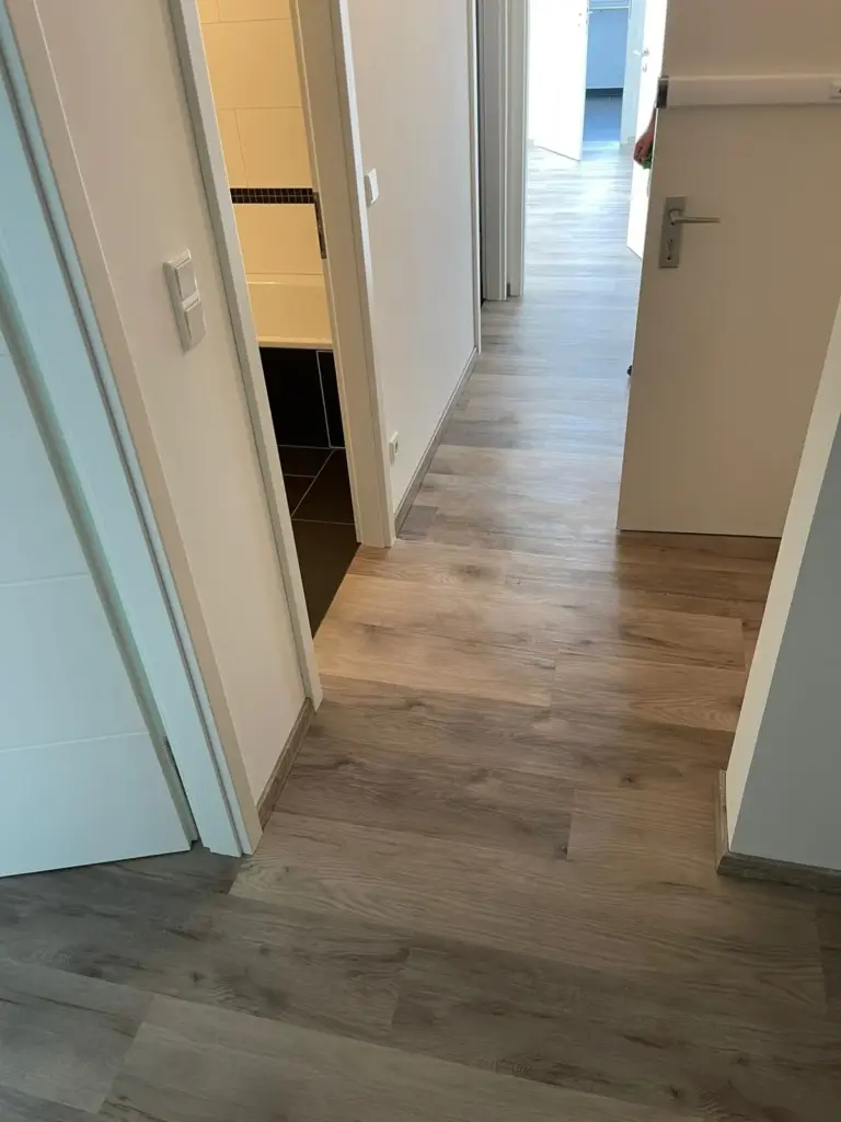 Sanierter Wohnungsflur mit durchgehendem Designboden in Nuernberg