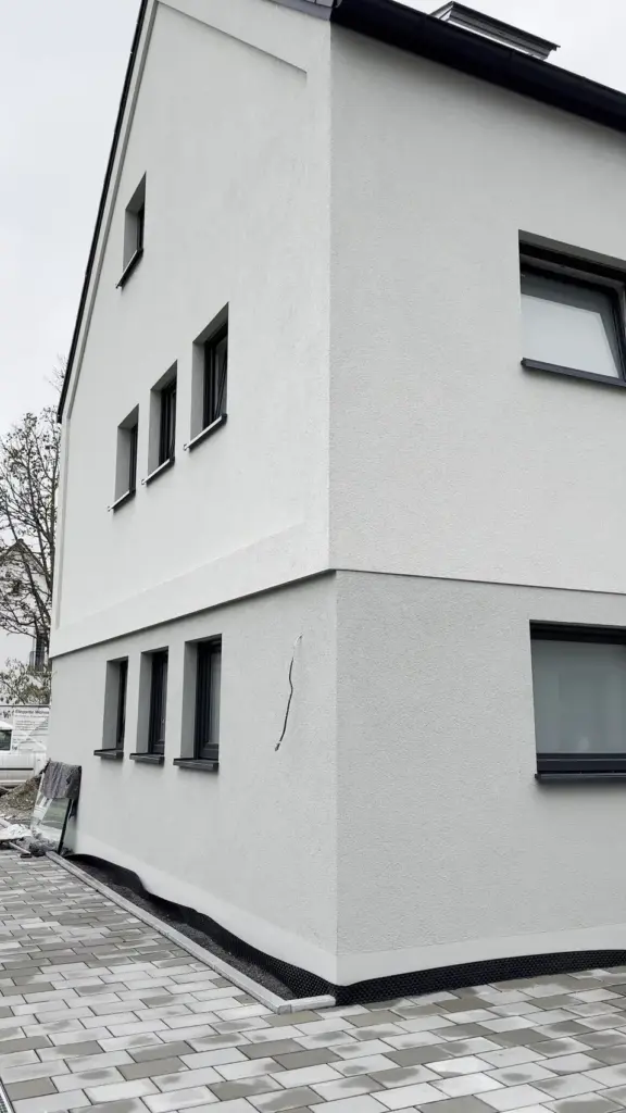 Modernes neu gebautes Mehrfamilienhaus in Weinheim mit weisser Fassade