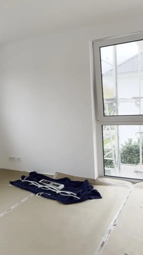 Heller Wohnbereich mit grossen Fenstern im Neubau in Weinheim