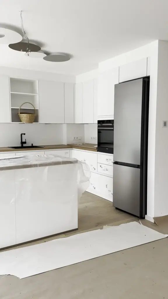 Moderne Einbaukueche mit Kochinsel im Neubau Mehrfamilienhaus Weinheim