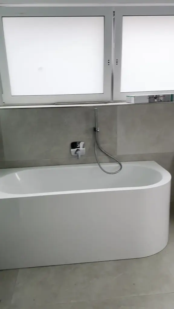 Modernes Badezimmer mit freistehender Badewanne im Neubau Weinheim