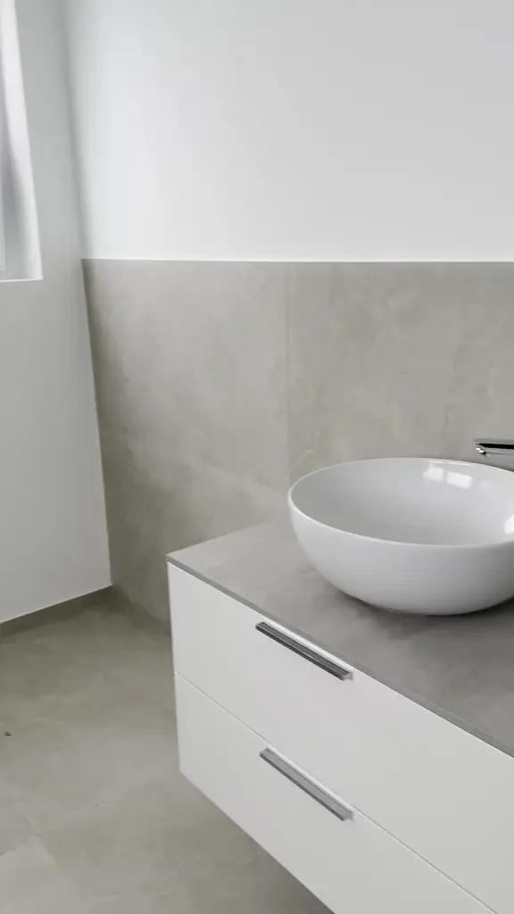 Badezimmer mit Aufsatzwaschbecken im Neubau Mehrfamilienhaus Weinheim