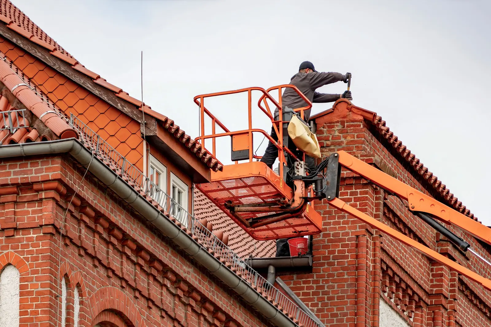 Dachdecker bei Arbeiten am Ziegeldach