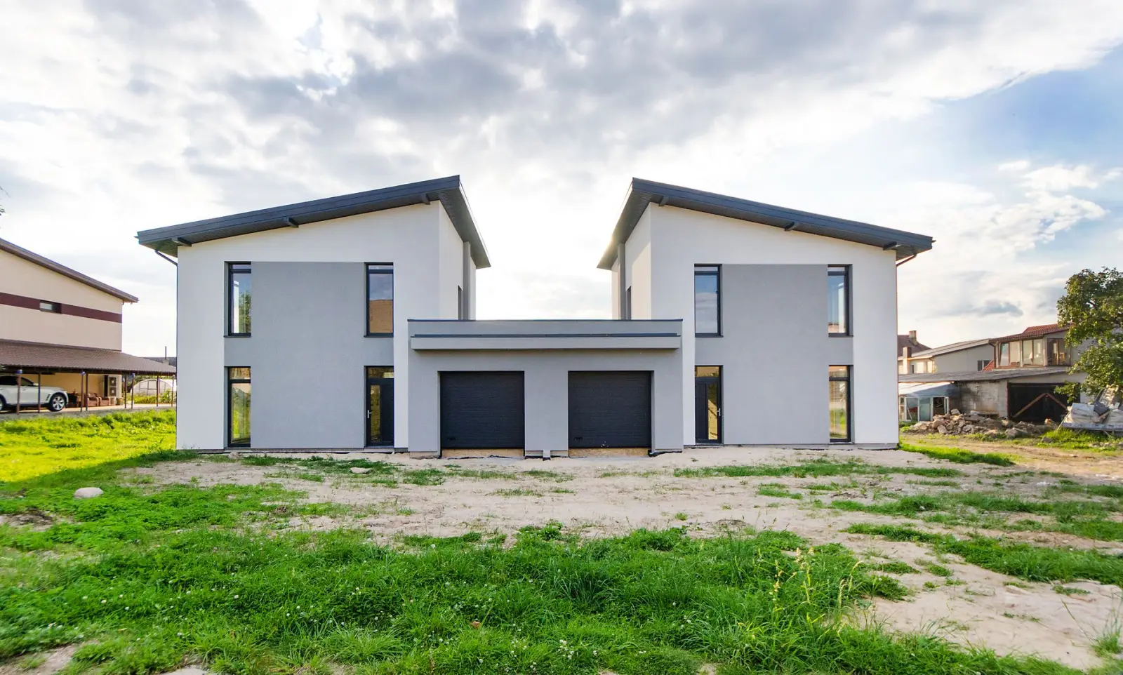 Moderner Massivhaus-Neubau mit klarer Architektur als Beispiel für ein KfW-Effizienzhaus