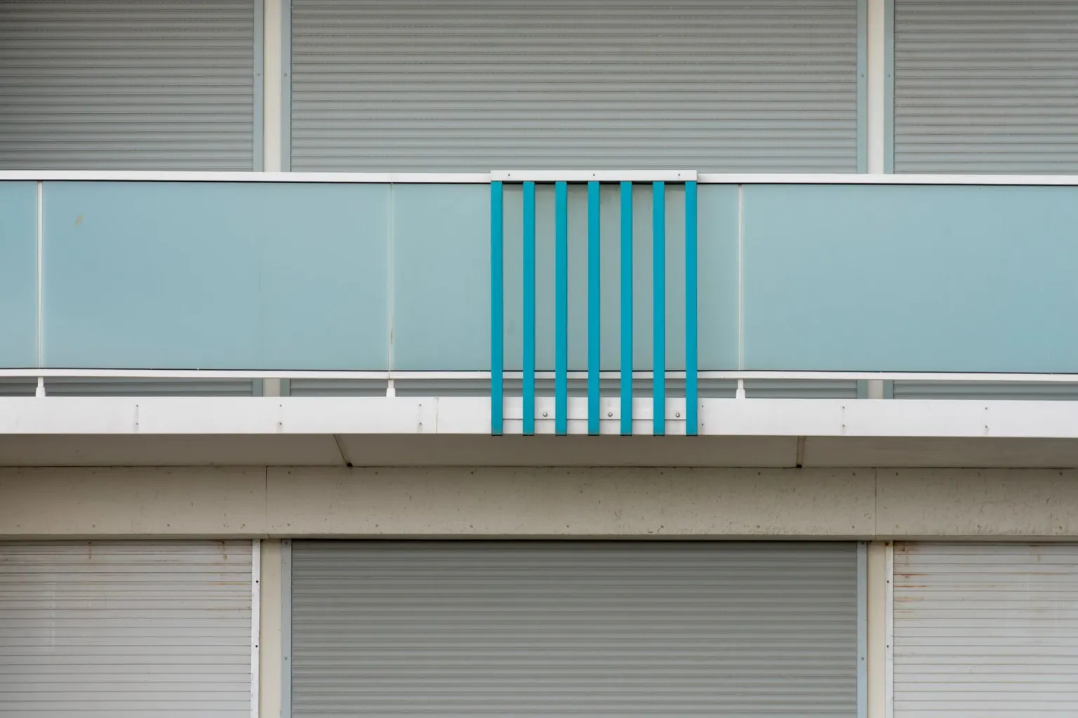Mehrere Rollläden an den Fenstern einer Hausfassade